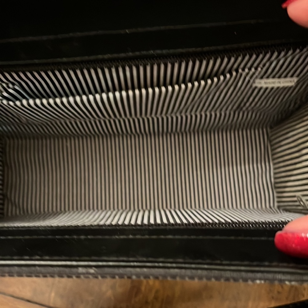 Black Display Purse - Picture 6 of 7